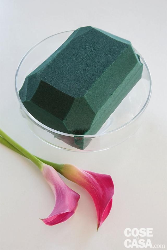 1. Dopo aver lasciato affondare la mezza mattonella di spugna in un contenitore con acqua, tagliarla a misura, inserirla nel contenitore di vetro e sagomare tutti i bordi smussandoli verso l’alto. 1. Dopo aver lasciato affondare la mezza mattonella di spugna in un contenitore con acqua, tagliarla a misura, inserirla nel contenitore di vetro e sagomare tutti i bordi smussandoli verso l’alto.