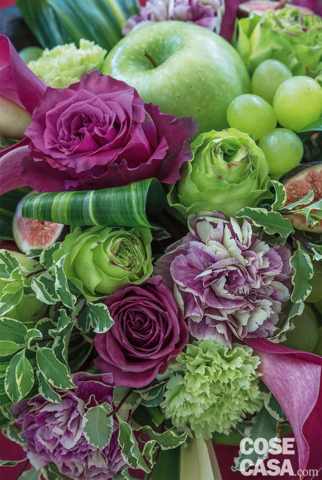 6. Rose e garofani devono essere suddivisi in gruppetti inseriti nella spugna in modo tale che risultino macchie di colore verde e fucsia da alternare alle foglie. Infine, aggiungere le tre calle fucsia con lo stelo dritto, ben distanziate tra loro, ma alla stessa altezza degli altri fiori. 6. Rose e garofani devono essere suddivisi in gruppetti inseriti nella spugna in modo tale che risultino macchie di colore verde e fucsia da alternare alle foglie. Infine, aggiungere le tre calle fucsia con lo stelo dritto, ben distanziate tra loro, ma alla stessa altezza degli altri fiori.