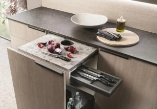 Base completa di tagliere estraibile, contenitori per i rifiuti e portacoltelli, anch'essi estraibili Cucina Mia by Carlo Cracco di Scavolini - isola da chef con zona cottura e lavello Base completa di tagliere estraibile, contenitori per i rifiuti e portacoltelli, anch'essi estraibili Cucina Mia by Carlo Cracco di Scavolini - isola da chef con zona cottura e lavello