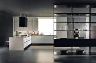 cucina Cloe di Arredo3 grigia con zona cottura con cappa a isola cucina Cloe di Arredo3 grigia con zona cottura con cappa a isola
