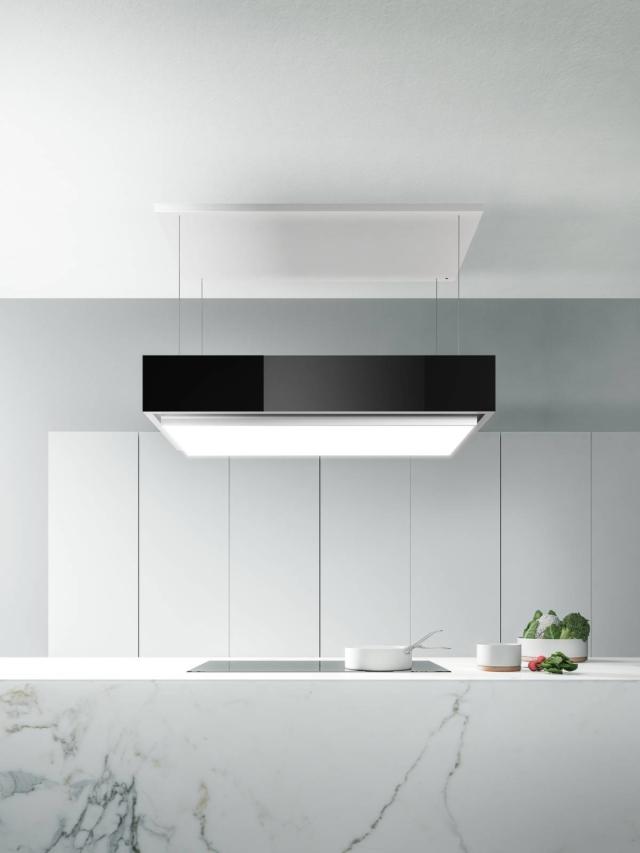 Levante di Falmec, qui in elegante versione di vetro nero lucido, è una cappa a isola con sistema sali/scendi motorizzato che può abbassare l’apparecchio fino a un metro dal soffitto. Particolarmente scenografica, è dotata di pannello luminoso inferiore – per una illuminazione sia funzionale sia ambientale – con tecnologia Dynamic Light, che varia la tonalità di luce in funzione della necessità o dell’ambientazione. Inoltre, il sistema brevettato Circle.Tech integra all’aspirazione anche la filtrazione: l’aria in uscita attraversa un corpo filtrante che avvolge il motore, diffondendosi, grazie all’estensione in orizzontale dell’ingombro, in modo omogeneo e uniforme. E riducendo turbolenze e rumore. Speciali filtri Carbon.Zeo (di carbone attivo e zeolite) trattengono efficacemnte odori e umidità prodotti dai vapori di cottura. www.falmec.it Levante di Falmec, qui in elegante versione di vetro nero lucido, è una cappa a isola con sistema sali/scendi motorizzato che può abbassare l’apparecchio fino a un metro dal soffitto. Particolarmente scenografica, è dotata di pannello luminoso inferiore – per una illuminazione sia funzionale sia ambientale – con tecnologia Dynamic Light, che varia la tonalità di luce in funzione della necessità o dell’ambientazione. Inoltre, il sistema brevettato Circle.Tech integra all’aspirazione anche la filtrazione: l’aria in uscita attraversa un corpo filtrante che avvolge il motore, diffondendosi, grazie all’estensione in orizzontale dell’ingombro, in modo omogeneo e uniforme. E riducendo turbolenze e rumore. Speciali filtri Carbon.Zeo (di carbone attivo e zeolite) trattengono efficacemnte odori e umidità prodotti dai vapori di cottura. www.falmec.it