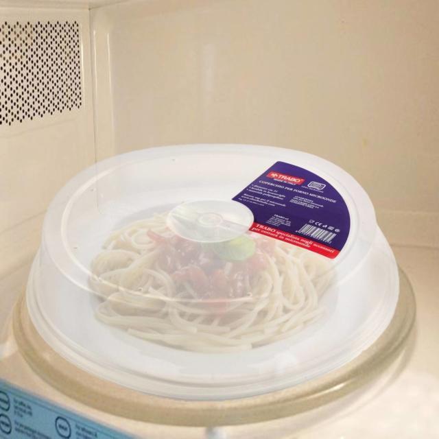 Il coperchio per coprire alimenti durante la cottura in forno a microonde riesce non solo a prevenire la disidratazione degli alimenti ma anche che il vapore non si accumuli alla base del piatto. Evita anche che gli schizzi sporchino le pareti. La struttura trasparente è completamente lavabile e facilmente riponibile. Diam. 31 cm. Prezzo 5 euro. www.kasanova.it Il coperchio per coprire alimenti durante la cottura in forno a microonde riesce non solo a prevenire la disidratazione degli alimenti ma anche che il vapore non si accumuli alla base del piatto. Evita anche che gli schizzi sporchino le pareti. La struttura trasparente è completamente lavabile e facilmente riponibile. Diam. 31 cm. Prezzo 5 euro. www.kasanova.it
