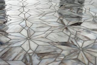 pavimento Diamond di Mosaico+ nella versione Vetro Cattedrale grigio, premiato ADI Ceramics & Bathroom Design Award pavimento Diamond di Mosaico+ nella versione Vetro Cattedrale grigio, premiato ADI Ceramics & Bathroom Design Award