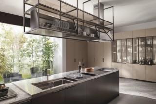 Isola con zona cottura e avello della Cucina Mia by Carlo Cracco di Scavolini con struttura a sospensione con cappa, mensole e scolapiatti Isola con zona cottura e avello della Cucina Mia by Carlo Cracco di Scavolini con struttura a sospensione con cappa, mensole e scolapiatti