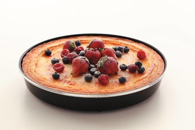 La tortiera Crisp di Whirlpool ha un rivestimento antiaderente e un bordo alto che consente la preparazione di ottime torte in pochi minuti. Può essere utilizzata solo con microonde dotati di funzione Crisp. Diam. 28 cm. Prezzo 36,99 euro. www.whirlpool.it La tortiera Crisp di Whirlpool ha un rivestimento antiaderente e un bordo alto che consente la preparazione di ottime torte in pochi minuti. Può essere utilizzata solo con microonde dotati di funzione Crisp. Diam. 28 cm. Prezzo 36,99 euro. www.whirlpool.it