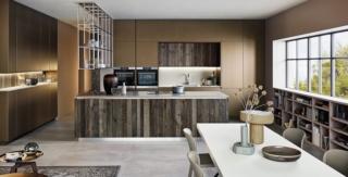 Cucina Lounge di Veneta Cucine in abete ossidato con piano cottura a induzione Cucina Lounge di Veneta Cucine in abete ossidato con piano cottura a induzione