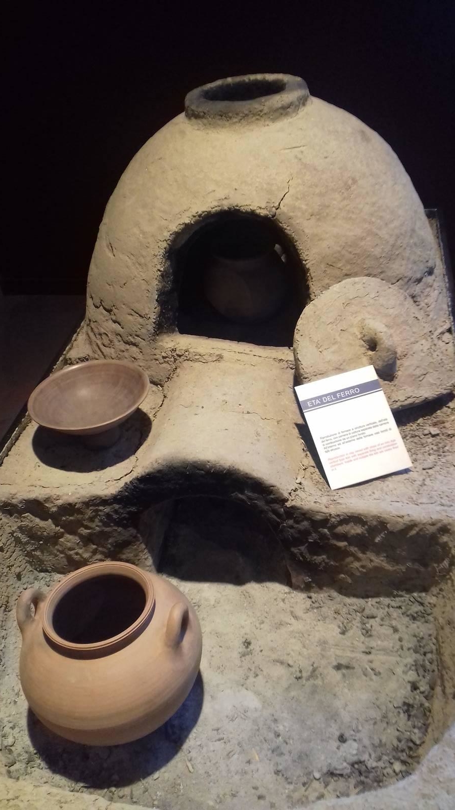 Museo della ceramica di Spezzano - Sezione storica: fornace verticale per la cottura dei manufatti in argilla. Periodo: età del ferro. Museo della ceramica di Spezzano - Sezione storica: fornace verticale per la cottura dei manufatti in argilla. Periodo: età del ferro.