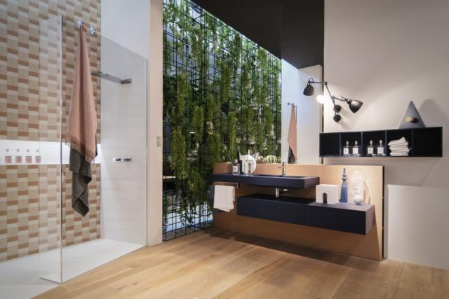 cabina doccia Walk-In di Disenia dal gusto minimal è realizzata in vetro trasparente cabina doccia Walk-In di Disenia dal gusto minimal è realizzata in vetro trasparente