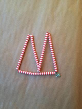 Piegate il vertice del pentagono verso la base ottenendo due sagome triangolari. Piegate il vertice del pentagono verso la base ottenendo due sagome triangolari.