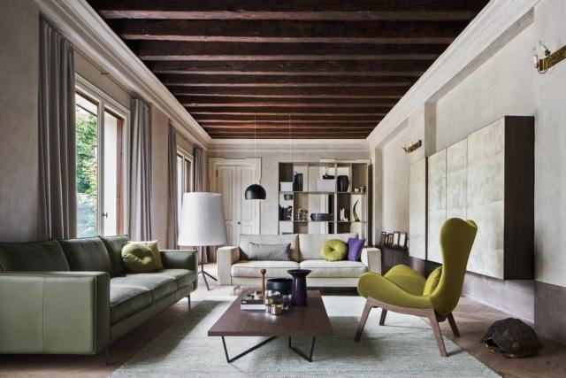 (dida 5) Nel soggiorno arredato Calligaris, i divani sono due, entrambi modello Square, uno a 2 l’altro a 3 posti. Il divano Square 3 posti è rivestito in pelle Esprit; misura L 248 P 97 H 84 cm; prezzo 2.634 euro. Il divano Square 2 posti è rivestito in tessuto Melrose; misura L 178 P 97 H 84 cm; prezzo 1.472 euro + eventuale prezzo del pouf 565 euro. La poltrona Lazy con la base in legno di frassino nella finitura natural, è rivestita con tessuto Darya (100% Cotone) color giallo; misure L 89 x P 94 xH 100 cm (H seduta 42) ; prezzo 1.484 euro. Il tavolino è il modello Low- T con struttura in metallo bianco ottico opaco e piano in legno color smoke; misura L 160 x P 80 x H 25 cm; prezzo 584 euro. La lampada da terra Big Wawe con struttura è in metallo nero e paralume in tessuto bianco; misura del diffusore Ø 50/76 cm x H 76 cm; prezzo 1.020 euro. La libreria Division autoportante con struttura in mdf laccato è color nocciola; misura L 149,5 x P 42 x H 198 cm; prezzo 1.971 euro. (dida 5) Nel soggiorno arredato Calligaris, i divani sono due, entrambi modello Square, uno a 2 l’altro a 3 posti. Il divano Square 3 posti è rivestito in pelle Esprit; misura L 248 P 97 H 84 cm; prezzo 2.634 euro. Il divano Square 2 posti è rivestito in tessuto Melrose; misura L 178 P 97 H 84 cm; prezzo 1.472 euro + eventuale prezzo del pouf 565 euro. La poltrona Lazy con la base in legno di frassino nella finitura natural, è rivestita con tessuto Darya (100% Cotone) color giallo; misure L 89 x P 94 xH 100 cm (H seduta 42) ; prezzo 1.484 euro. Il tavolino è il modello Low- T con struttura in metallo bianco ottico opaco e piano in legno color smoke; misura L 160 x P 80 x H 25 cm; prezzo 584 euro. La lampada da terra Big Wawe con struttura è in metallo nero e paralume in tessuto bianco; misura del diffusore Ø 50/76 cm x H 76 cm; prezzo 1.020 euro. La libreria Division autoportante con struttura in mdf laccato è color nocciola; misura L 149,5 x P 42 x H 198 cm; prezzo 1.971 euro.