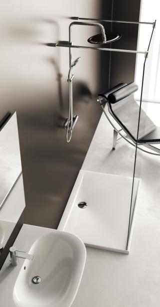 versione walk-in della doccia Magnum di Ideal Standard composta di un vetro fisso e senza porte di chiusura versione walk-in della doccia Magnum di Ideal Standard composta di un vetro fisso e senza porte di chiusura