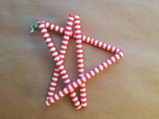 Muovetelo verso sinistra così da aprire la sagoma e mostrare la figura della stella. Muovetelo verso sinistra così da aprire la sagoma e mostrare la figura della stella.