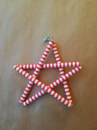 Sistemate la stella in modo che la figura risulti equilibrata e la struttura sia ferma. Sistemate la stella in modo che la figura risulti equilibrata e la struttura sia ferma.