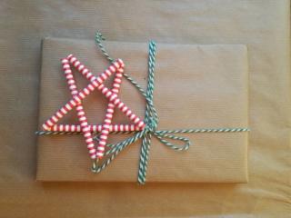 Legate la stessa al nastro chiudi-pacco, come elemento decorativo del regalo stesso. Legate la stessa al nastro chiudi-pacco, come elemento decorativo del regalo stesso.