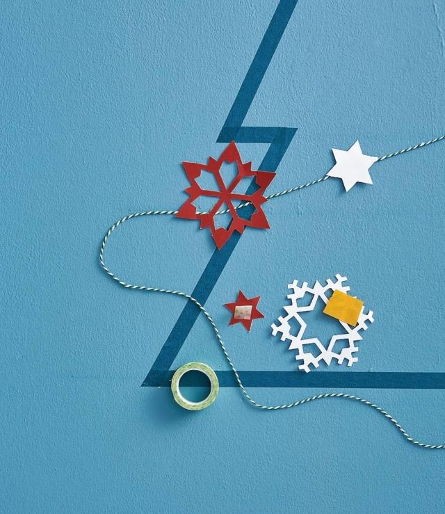 Una volta individuata la composizione giusta, fissare il cordino al muro come fosse un classico festone decorativo, bloccandolo con il washi tape alle estremità ed eventualmente in altri punti per farlo aderire meglio. Si può impreziosire l'albero con piccoli decori di carta sempre a tema natalizio. Una volta individuata la composizione giusta, fissare il cordino al muro come fosse un classico festone decorativo, bloccandolo con il washi tape alle estremità ed eventualmente in altri punti per farlo aderire meglio. Si può impreziosire l'albero con piccoli decori di carta sempre a tema natalizio.