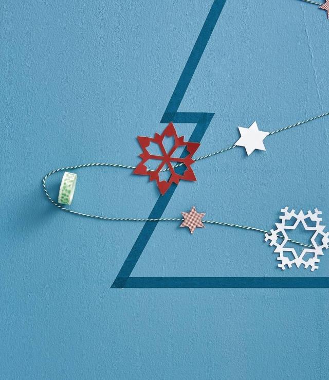 Una volta realizzato il disegno, applicare le stelline di carta al cordino di cotone bianco e verde, utilizzando un washi tape oppure un pezzetto di biadesivo trasparente. Posizionare a piacere i decori, quindi appoggiare il cordino al muro per vedere l’effetto sulla parete. Una volta realizzato il disegno, applicare le stelline di carta al cordino di cotone bianco e verde, utilizzando un washi tape oppure un pezzetto di biadesivo trasparente. Posizionare a piacere i decori, quindi appoggiare il cordino al muro per vedere l’effetto sulla parete.