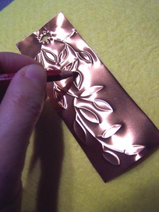 Girate la lastra e con la matita definite meglio i contorni interni ed esterni del decoro (Foto 5). Girate la lastra e con la matita definite meglio i contorni interni ed esterni del decoro (Foto 5).