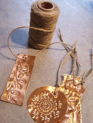 Potete realizzare i decori a mano libera oppure ricalcare dei disegni già pronti o stampati. Inserite lo spago e le decorazioni sono pronte per essere appese all’albero (Foto 6 e 7). Potete realizzare i decori a mano libera oppure ricalcare dei disegni già pronti o stampati. Inserite lo spago e le decorazioni sono pronte per essere appese all’albero (Foto 6 e 7).