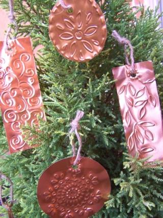 Inserite lo spago e le decorazioni sono pronte per essere appese all’albero (Foto 6 e 7). Inserite lo spago e le decorazioni sono pronte per essere appese all’albero (Foto 6 e 7).