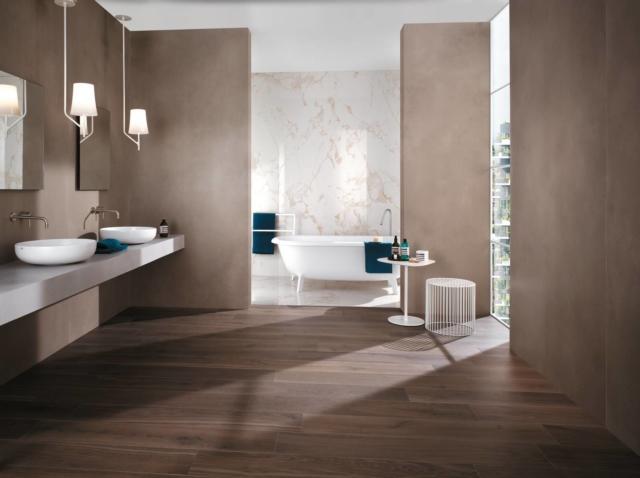 Nell’immagine, ambiente bagno rivestito a parete con le grandi lastre FAP MAXXI di Fap Ceramiche - formato 120x278 RT spessore 6mm - declinate per le collezioni Color Now Fango nella zona lavabi e Roma Diamond Calacatta sul fondo. A pavimento è stata utilizzata la collezione effetto legno Nest essenza Brown nel formato 20x120 RT e la collezione effetto marmo Roma Diamond Calacatta 120x120 RT. www.fapceramiche.com Nell’immagine, ambiente bagno rivestito a parete con le grandi lastre FAP MAXXI di Fap Ceramiche - formato 120x278 RT spessore 6mm - declinate per le collezioni Color Now Fango nella zona lavabi e Roma Diamond Calacatta sul fondo. A pavimento è stata utilizzata la collezione effetto legno Nest essenza Brown nel formato 20x120 RT e la collezione effetto marmo Roma Diamond Calacatta 120x120 RT. www.fapceramiche.com