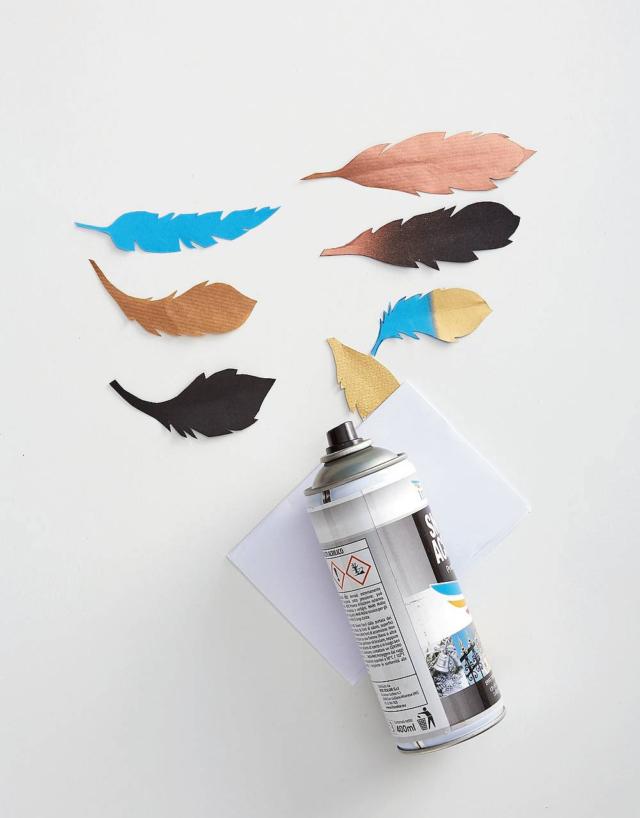 Appoggiare le foglie su una superficie protetta da un foglio e decorarle con una velatura di vernice spray Appoggiare le foglie su una superficie protetta da un foglio e decorarle con una velatura di vernice spray