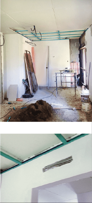 Tutti gli ambienti sono ribassati
L'altezza di circa 3 metri dei soffitti originari ha consentito
la realizzazione di una controffittatura che porta il plafone
a 285 cm circa da terra: questo in tutti gli ambienti della casa, dal soggiorno e cucina alle camere
e ai bagni. Nelle foto dei lavori
in corso riportate qui a fianco
si possono vedere le fasi di posa dei pannelli in cartongesso nella zona della cucina: sono avvitati all'intelaiatura metallica, in alluminio rinforzato per garantire
una migliore tenuta. Il vuoto interno del ribassamento, che ha quindi
uno spessore di circa 15 cm,
è sfruttato per il passaggio
dei cavi elettrici; mentre a contatto con il soffitto originale è stato applicato, mediante appositi tasselli fissati alla soletta, uno strato isolante in lana di roccia che protegge dall'umidità del terrazzo condominiale sovrastante.