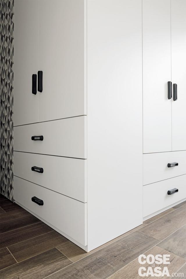 camera matrimoniale, blocco armadi e cassettiere in laccato bianco con sviluppo ad angolo, pavimento in gres effetto legno camera matrimoniale, blocco armadi e cassettiere in laccato bianco con sviluppo ad angolo, pavimento in gres effetto legno