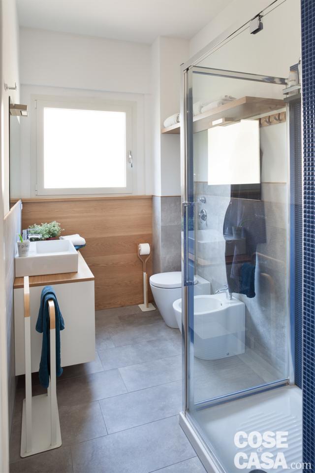 bagno, pavimento in gres, boiserie in legno, box doccia trasparente, mobile lavabo sospeso con piano in rovere, sanitari bagno, pavimento in gres, boiserie in legno, box doccia trasparente, mobile lavabo sospeso con piano in rovere, sanitari