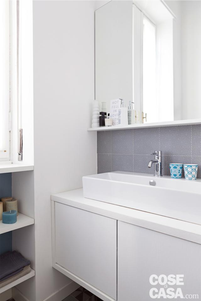 bagno con piastrelle sull'azzurro, mensole sottofinestra casa in stile nordico bagno con piastrelle sull'azzurro, mensole sottofinestra casa in stile nordico