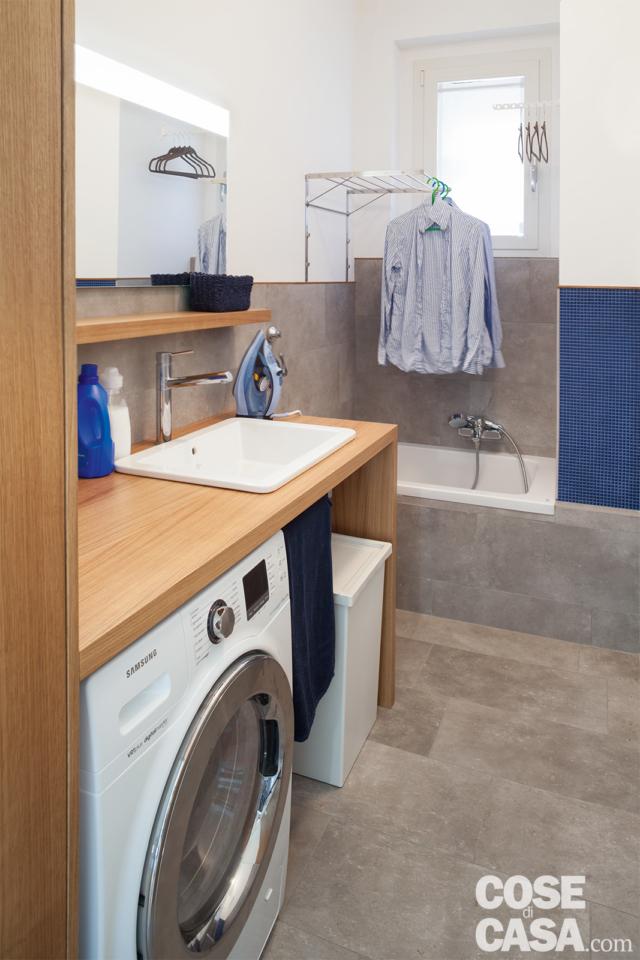 bagno di servizio, zona lavanderia, lavatrice, lavabo incassato nel piano, mini vasca, stendibiancheria sospeso, finestra bagno di servizio, zona lavanderia, lavatrice, lavabo incassato nel piano, mini vasca, stendibiancheria sospeso, finestra