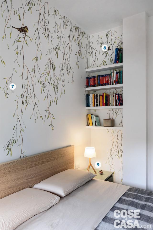 bilocale, camera matrimoniale letto con testiera in legno, tappezzeria a soggetto naturalistico, ripiani in nicchia, comodino, lampada da tavolo bilocale, camera matrimoniale letto con testiera in legno, tappezzeria a soggetto naturalistico, ripiani in nicchia, comodino, lampada da tavolo