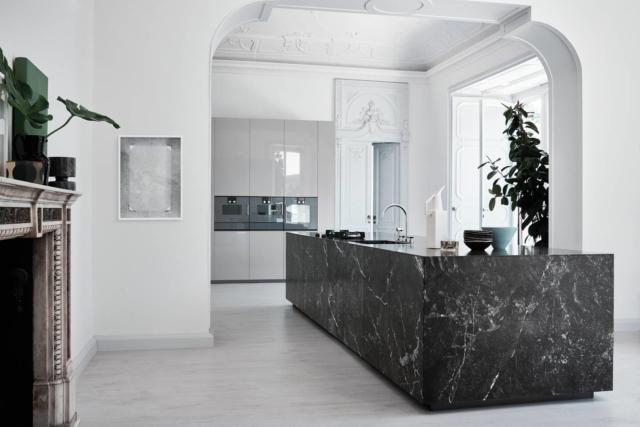 cucina con isola-blocco attrezzata in pregiato marmo Grey Saint Laurent dark spazzolato N_ Elle di Cesar cucina con isola-blocco attrezzata in pregiato marmo Grey Saint Laurent dark spazzolato N_ Elle di Cesar