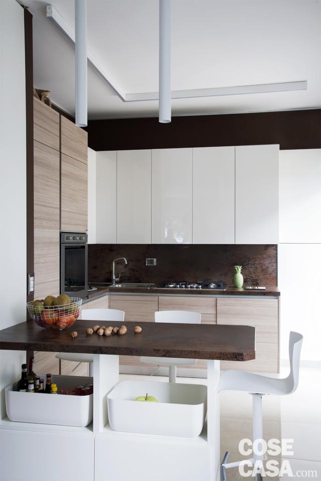 open space, cucina, composizione angolare, bancone snack, basi e pensili in legno e bianco laccato lucido open space, cucina, composizione angolare, bancone snack, basi e pensili in legno e bianco laccato lucido