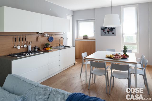 cucina in linea con zona cottura e lavaggio, finestre, zona pranzo con tavolo quadrato a otto posti a centro stanza cucina in linea con zona cottura e lavaggio, finestre, zona pranzo con tavolo quadrato a otto posti a centro stanza