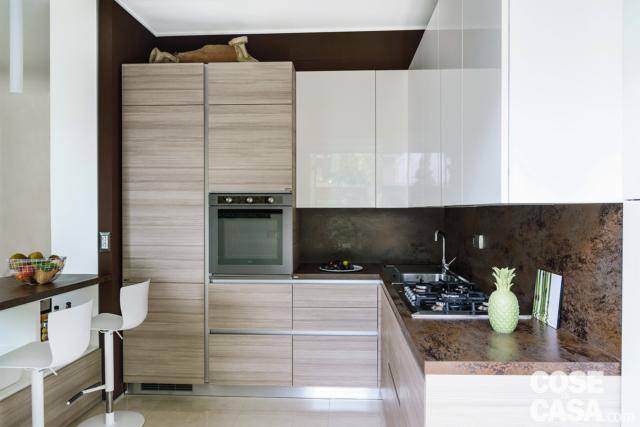 open space, cucina, composizione angolare, bancone snack, basi e pensili in legno e bianco laccato lucido open space, cucina, composizione angolare, bancone snack, basi e pensili in legno e bianco laccato lucido