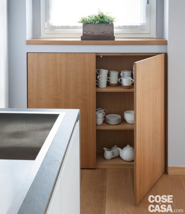 sottofinestra attrezzato, mobile in rovere a ripiani chiuso da due ante sottofinestra attrezzato, mobile in rovere a ripiani chiuso da due ante