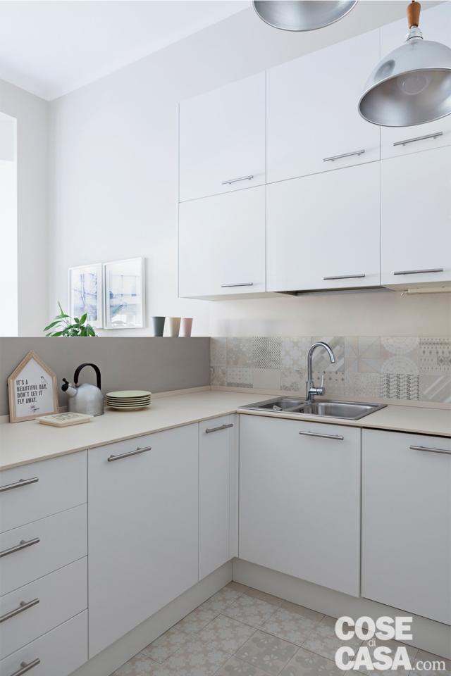 cucina bianca, piastrelle tipo cementine chiare, casa in stile nordico cucina bianca, piastrelle tipo cementine chiare, casa in stile nordico