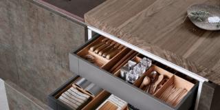 Cassetti, cassettoni, cestoni: la praticità in cucina