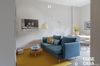 bilocale, zona conversazione, divano blu, lampada a bracco estensibile, tappeto giallo bilocale, zona conversazione, divano blu, lampada a bracco estensibile, tappeto giallo