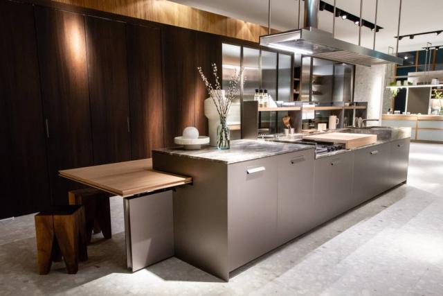 cucina aperta sul living con piano in marmo Aky grey Soul di Ernestomeda cucina aperta sul living con piano in marmo Aky grey Soul di Ernestomeda