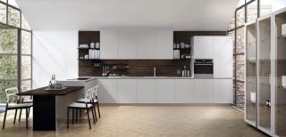 cucina grande con ante a gola chiare Lain di Euromobil cucina grande con ante a gola chiare Lain di Euromobil