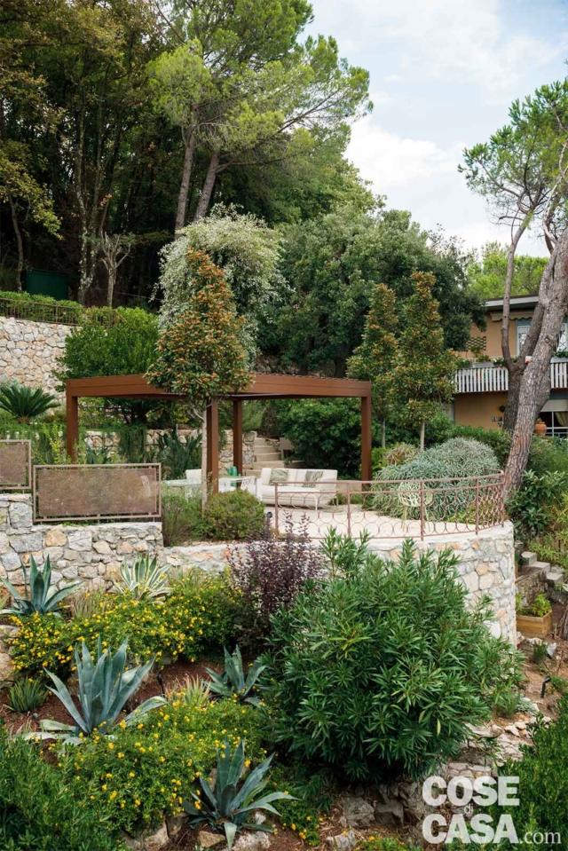 giardino, terrazzamenti, piante mediterranee all'esterno dell'abitazione con zona giorno open space giardino, terrazzamenti, piante mediterranee all'esterno dell'abitazione con zona giorno open space