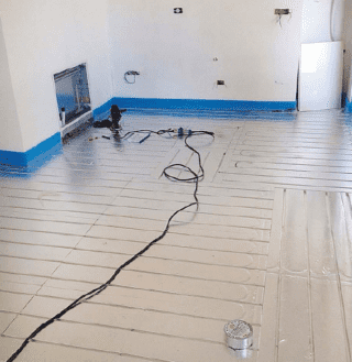 Impianto termico
a pannelli radianti
L'intervento è stata l'occasione per rendere energeticamente più efficiente il sistema termico della casa tramite la realizzazione di un impianto a pavimento di ultima generazione. I pannelli radianti,
in polistirolo espanso ad alta densità con lamina in alluminio e serpentine in materiale sintetico Rilsan, sono installati proprio a filo del rivestimento in gres in modo da non disperdere calore; l'impianto funziona con acqua alla temperatura di soli 34 °C. Il sistema è alimentato da una caldaia a condensazione ad alto rendimento (superiore al 100% perché recupera e riutilizza i fumi di combustione) che è installata in cucina.
Clima e solare in arrivo
Durante la ristrutturazione, sono stati predisposti, nel controsoffitto e con tracce a parete, i collegamenti per l'impianto di climatizzazione a split, ancora da installare (l'unità esterna sarà posizionata sul balcone). Inoltre, per completare gli interventi miranti al contenimento dei consumi energetici, il programma è di realizzare - a integrazione della caldaia - un impianto solare termico con pannelli sottovuoto da posizionare nel giardino. Una scelta che consentirà, dato il clima mite della zona, di ridurre quasi a zero
il consumo di gas per il riscaldamento
e la produzione di acqua calda sanitaria. L'energia termica prodotta dai pannelli verrà recuperata e accumulata in un serbatoio coibentato collegato con l’impianto interno. Tramite sonde di temperatura interne ed esterne, si attiva una pompa di circolazione per lo scambio termico, utilizzando le stesse serpentine dell’impianto termico alimentato
dalla caldaia a condensazione.