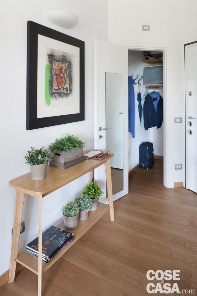 ingresso, guardaroba per i cappotti, porta con specchio, guardaroba e consolle ingresso, guardaroba per i cappotti, porta con specchio, guardaroba e consolle