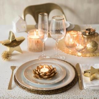 piatto per la tavola di Natale realizzato in porcellana candida Versailles di Maisons du Monde piatto per la tavola di Natale realizzato in porcellana candida Versailles di Maisons du Monde