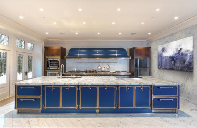 cucina con struttura in acciaio inox ad alto spessore isola con piano in marmo bianco di Carrara Blue Sapphire di Officine Gullo cucina con struttura in acciaio inox ad alto spessore isola con piano in marmo bianco di Carrara Blue Sapphire di Officine Gullo