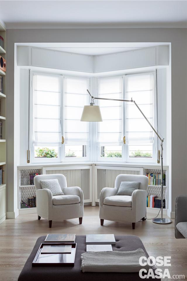 bow-window con pouf, poltroncine e lampada da terra casa in stile nordico a milano bow-window con pouf, poltroncine e lampada da terra casa in stile nordico a milano