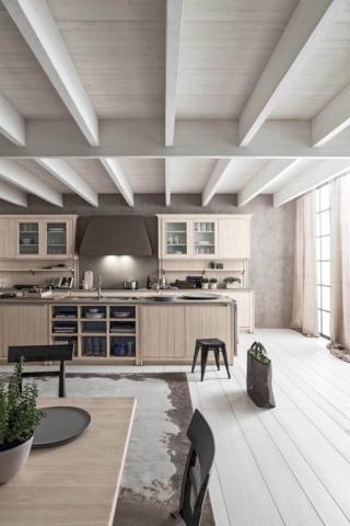 Maestrale di Scandola Mobili è la cucina che può essere realizzata anche su misura con una maggiorazione del 17% circa. Le ante in massello di abete in quarantuno finiture diverse sono disponibili nella variante a telaio o a pannello con doghe incise in larghezze differenti. Il piano è in eco-cemento color fumo con il lavello incassato. Prezzo su richiesta. www.scandolamobili.it