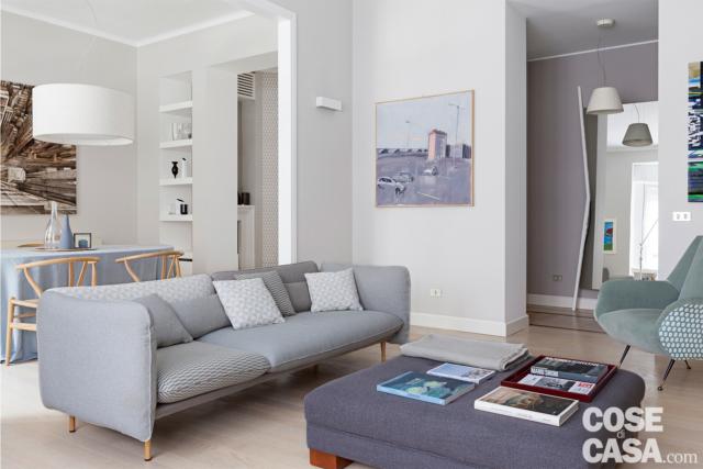sogiorno con divano grigio, pouf grigio scuro, poltroncina anni 50, casa in stile nordico a milano sogiorno con divano grigio, pouf grigio scuro, poltroncina anni 50, casa in stile nordico a milano