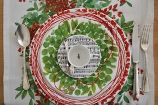 piatti in preziosa porcellana Fine Bone China con decori di bacche Fil Rouge di Taitù piatti in preziosa porcellana Fine Bone China con decori di bacche Fil Rouge di Taitù